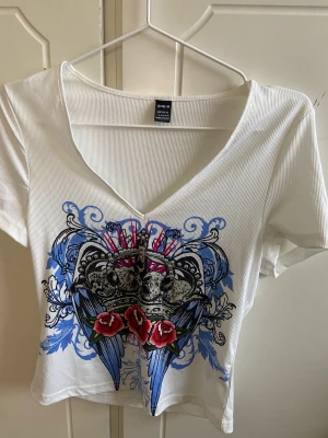Y2k topp - Y2k topp från shein som är vit och ribbad. En tajt modell så passar även som S/Med 