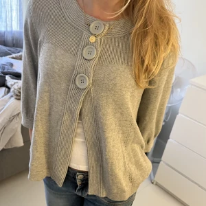 Trekvartsärmad stickad kofta✨✨ - Snygg grå stickad kofta, trekvartsärmad!💕 storlek L men sitter som S