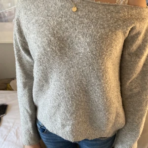Mango  - Nu säljer jag min fina mango tröja den är grå och hej den inte rak krage skriv om mer bilder ❤️köpte för 350
