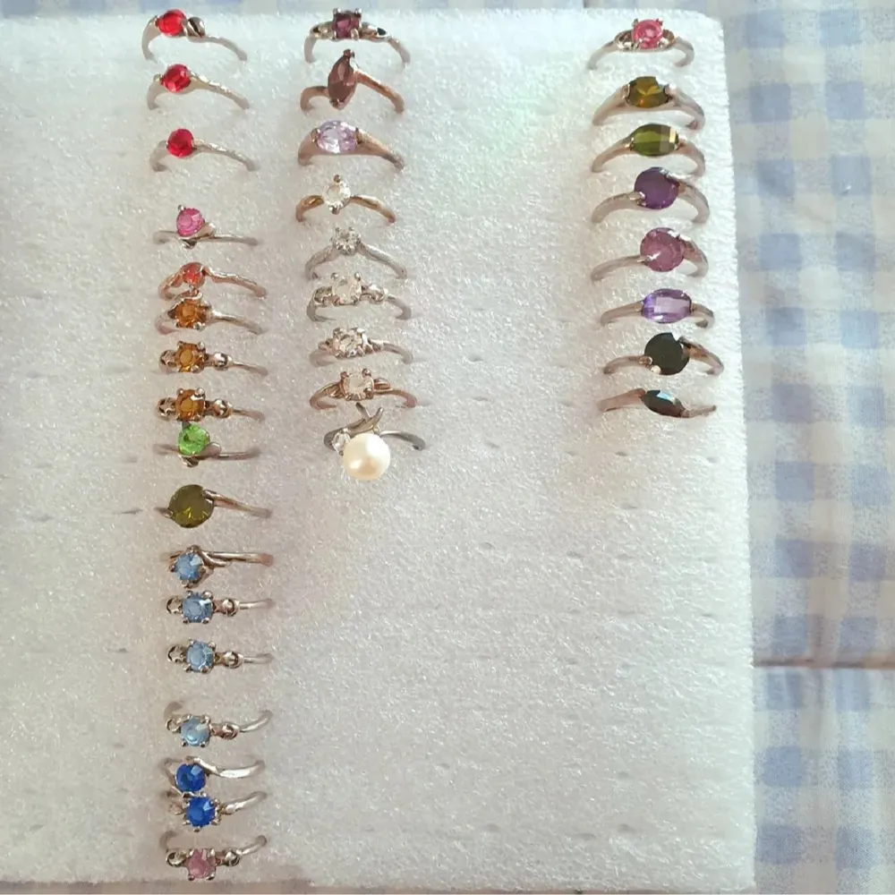 FÖRST TILL KVARN! RESTAURERADE Ringar🧚‍♀️♻️ 25kr~ring med glaskristall & 30kr~ring med pärla (+frakt) Jättefina vintage ringar som har putsats och rengjorts. Givna nytt liv istället för att slängas♻️ Kan finnas färg variation på ringarna p,g,a oxidation tid❤️‍🩹🌷. Accessoarer.