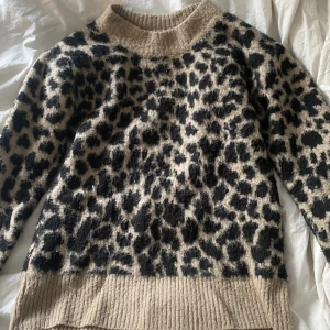 stickad leopard mönstrad tröja - Hej säljer den tröja då den inte kommer till användning längre. :) 
