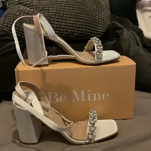 Klackskor perfekta till balen, champagne färgade, med strass och klack i 9cm från märket Be Mine (ASOS) aldrig använda 