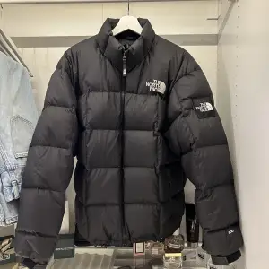 Säljer en The North Face jacka i herrmodell strl M. Använd en vinter men har en pytteliten skråma (se sista bilden) annars jätte fin❄️Nypris 4300, Passar perfekt nu i vinter