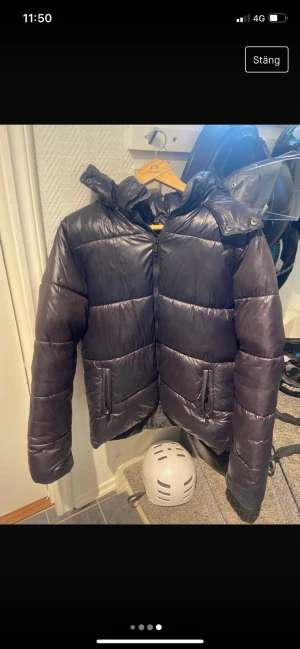 Vinterjacka  - En söt vinterjacka som är jättefin. Använde hela förra året men har inga hål i fickor eller liknade. 