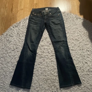 True Religion Jeans - Skit snygga trues som inte kommer till användning då jag bytt stil! Super snygga och sköna! Sitter perfekt på mig som är 160! Hör av dig vid frågor