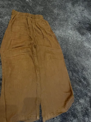 Linnebyxor - Supercoola bruna linnebyxor, vida i modellen. Frakt tillkommer 