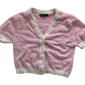 rosa shein topp - säljer denna babyrosa topp ifrån shein. Nästan aldrig använd och är i bra skick. Strl xs-s och köparen står för frakt💓