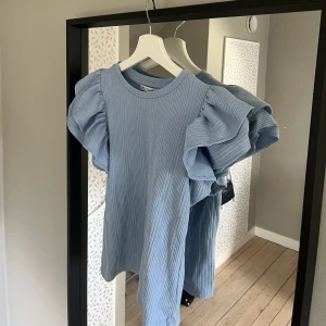 Topp - Fin topp med volang från zara🩵 99+frakt 