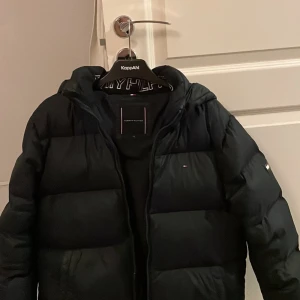 Vinterjacka - En jätte mysig marinblå vinterjacka från tommy hilfiger. Använt en månad nu ungefär så inga skador alls. Storlek 176 men passar som S/M pris kan diskuteras.
