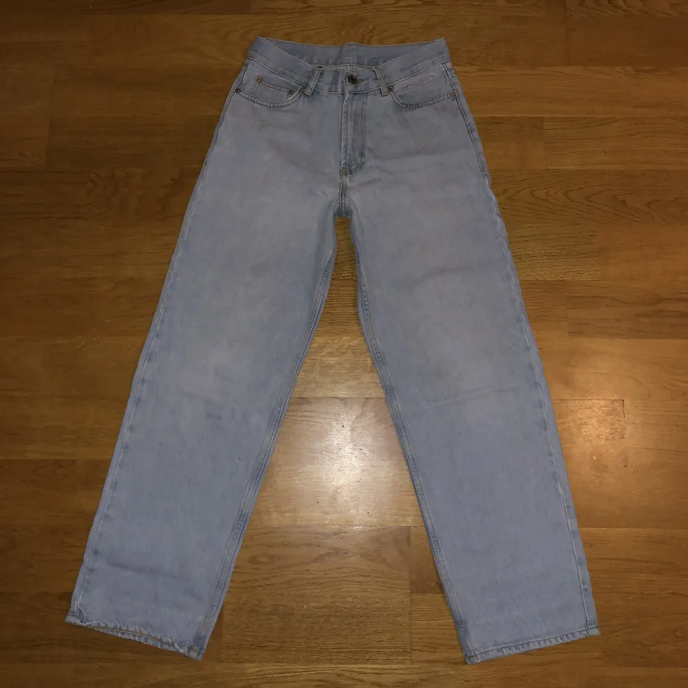 Säljer ett par ljusblåa Sweet Sktbs big skate jeans i väldigt bra skick, bara använda några gånger. Storleken är xxs, men passar även xs och s. Är köpta på Junkyard för 700 men säljer för 250. Pm för funderingar 👍. Jeans & Byxor.