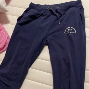 Mörk blå byxa - Använd. Det är inte min stil så jag vill få bort med den 🤥