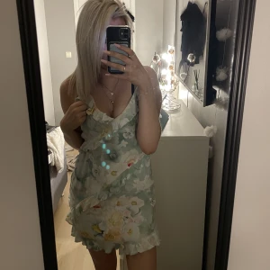 Klänning - Jätte fin klänning från hm använd fåtal gånger 