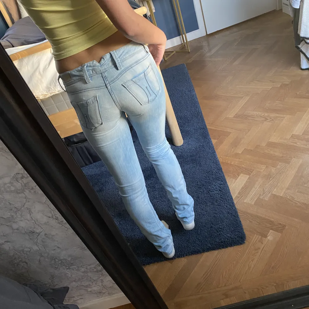 Ljusblåa low waisted jeans. Jeans & Byxor.