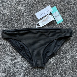 Svart bikiniunderdel  - Fin svart bikiniunderdel. Aldrig använd, lapp och allt kvar. Köparen står för frakten💕💕