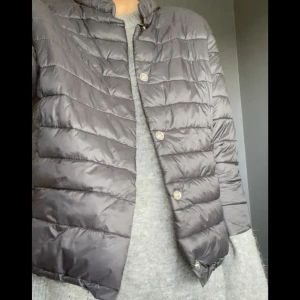 Jacka trekvartsärm - Jätte snygg jacka med trekvartslånga ärmar som passar perfekt till hösten!Knappt använd och från märket Amisu❤️