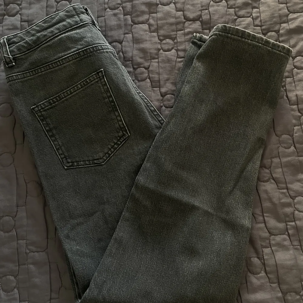 Vero Moda jeans i mörkgrå, storlek 27/30, kommer inte till användning . Jeans & Byxor.