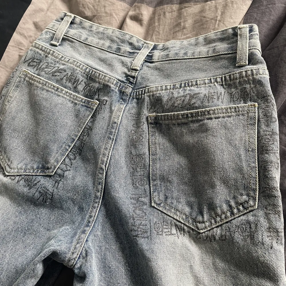 Inte används super mycket men vet ej märket eftersom lappen är bort klippt . Jeans & Byxor.