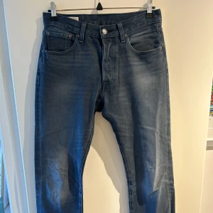 Levi’s 501 blå, storlek 30/32 - Levi’s jeans som har lite stretch i tyget. Väldigt sköna!!