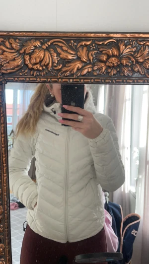 Peak jacka - Säljer nu min vita peak jacka då den börjar bli liten å därav inte kommer till användning löngre! Fin men ett hål på vänster armbåge. 