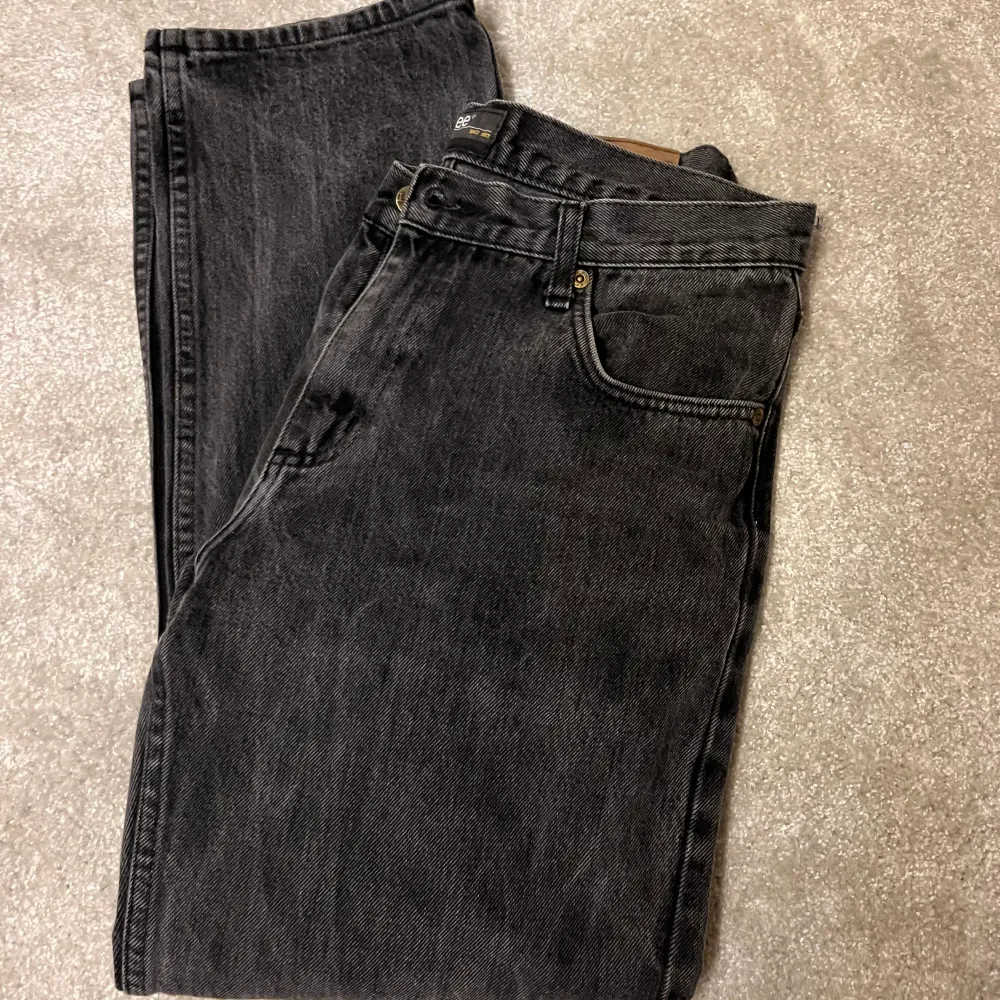 Säljer mina coola grå/svarta LEE jeans💗🤩 Hör gärna av dig vid fler frågor, W33/L30 skulle säga M i strl . Jeans & Byxor.