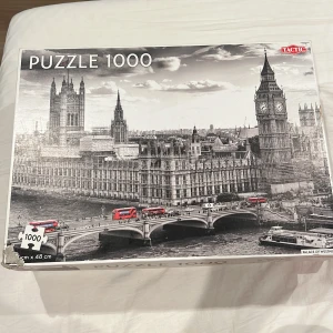 Puzzel - Puzzel som byggdes en gång och är nu redo för att gå vidare. Allt fins, så det är ingen pusselbit som saknas.   Vår hund var lite intresserad ut av kartongen/förpackningen när hon var valp så den är litee söder där. Se på bild. 