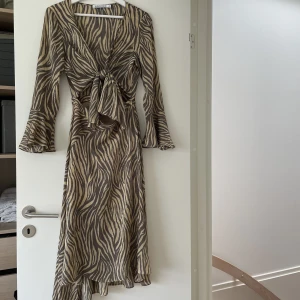 Adoore klänning  - Klänning från Adoore, inköpt förra sommaren använd 3 ggr, strl 36, ordinarie pris 1495kr.