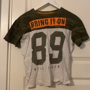 Militär t-shirt - En militär grön och vit t-shirt som är jätte snygg.  Den är lite sliten men funkar ändå 😁