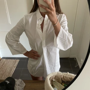 Skjorta från custommade - Säljer min fina skjorta från custommade, superfint skick. Använd 3 gånger. Köptes för 2500kr.