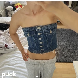Jeans korsett - Säljer denna sjukt snygga jeanstoppen från zara som är perfekt till både fest och vardag 😍super fint skick och endast använd två gånger, frakt tillkommer på 54 kr spårbar 💓