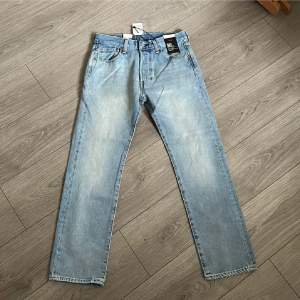 Helt nya och oanvända jeans i storlek 30/30
