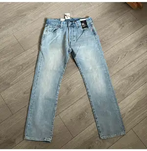 Helt nya och oanvända jeans i storlek 30/30