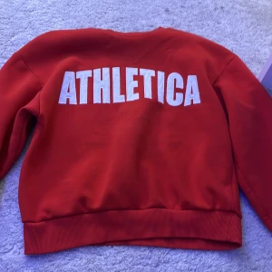 Röd hoodie - Röd hoodie ifrån gina tricot, oversized men använt 2 gånger så bra sick, jätte skön att ha på sig ( storlek xxs)