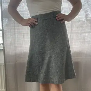 Denna chic o kvinnliga kjol säljs nu! Den är jättesnygg och välsytt, mycket bekväm. Färgen är grå, från vita och svarta trådar som krossas med varandra. Dragkedjan funkar jättebra, knappar samt reservknappar är med. torleken är 34 är 160cm i bilden)