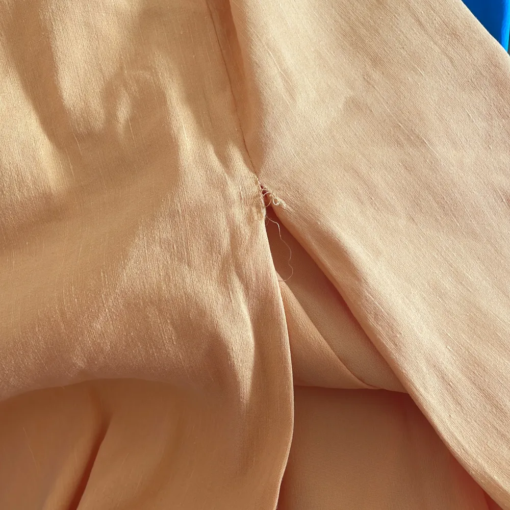 Gul-orange klänning i linneblandning från Zara. För tight på mig, 178cm. En söm har gått upp lite i sliten, se sista bilden. Klänningar.