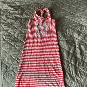 Randig klänning - Randig klänning i stretchigt material.