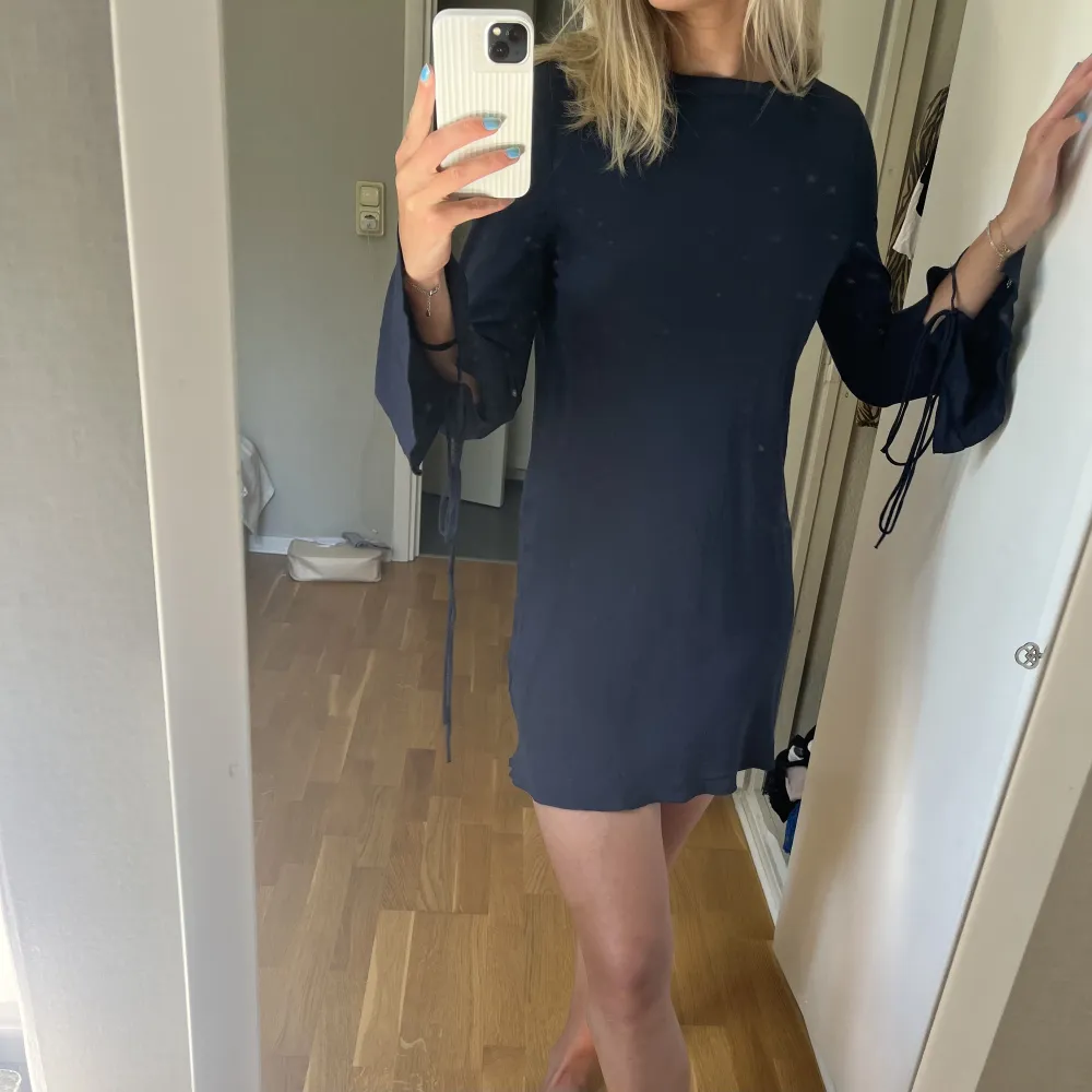 Mörkblå klänning från Weekday i fint skick som endast använts en gång. Köptes under våren och säljer nu pga den inte kommer till användning💖Storlek medium och normal i storleken (om aningen kortare) Slutsåld på Weekdays hemsida.💕. Klänningar.