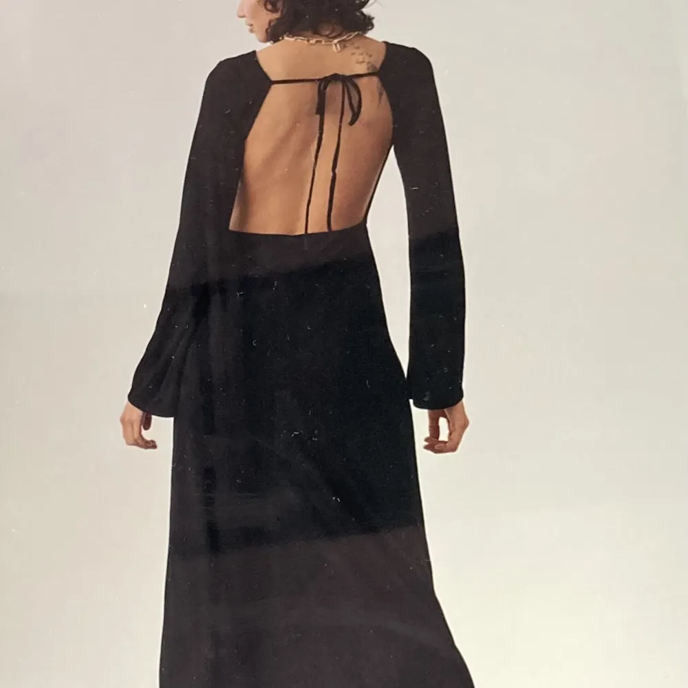 En jättefin klänning från ginatricot! Helt oanvänd🌸slutsåld på hemsida och i butik, inköpspris 600kr. Klänningar.