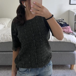 Trekvarts topp - Super fin, glittrig, Trekvarts topp. Köpt för nån månad sen men har liknande ( då jag säljer). Inga defekter eller liknande. Den är inte stickig med tanke på att den är glittrig. ✨