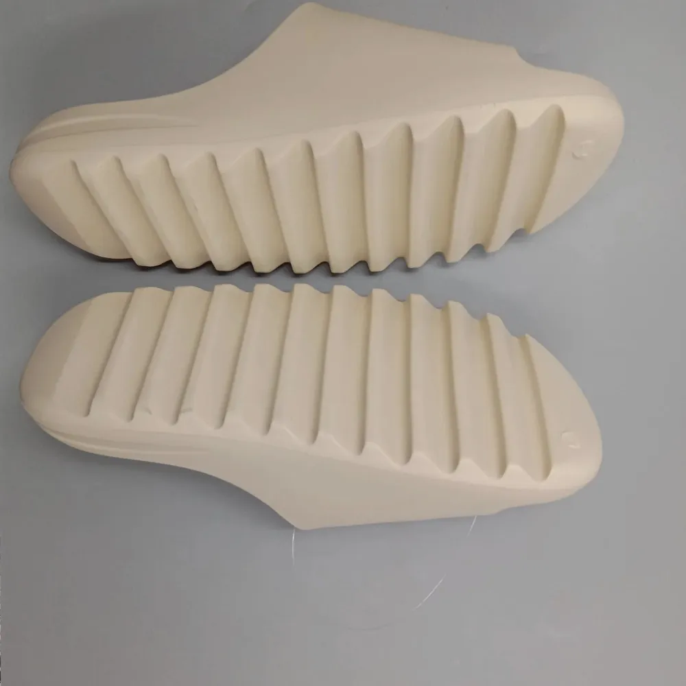 Ett par Slides behövs för varje person under sommaren och vad kan bli bättre än att ha ett par extraordinära Adidas YEEZY Slides i färgen beige.   1100 kr. Skor.