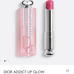 Dior Lip Glow Balm - Dior Lip Glow Balm i färgen 007 Raspberry. Se bild 3 för mängd kvar i produkten. Perfekt för dig som vill testa på färgen och formulan till ett lägre pris. Nypris i butik 440kr