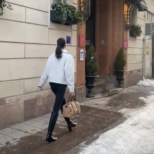 Dior väska  - Säljer denna cloth handbag från dior i bra skick, mått 29,19,17 cm. Finns certificate på att den är äkta!