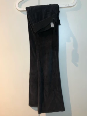 Yoga pants sammet Hollister - - Säljer då den inte passar mig längre - Svårt och visa upp så byxorna är inte lika breda där uppe som på bild 3 utan de sitter på fel galge