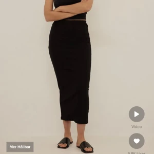 Svart ribbad midikjol - Svart ribbad midikjol från NA-KD. Aldrig använd så väldigt bra skick. Köpt för 349kr.