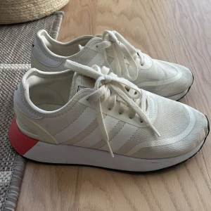 Adidas storlek 36 - Använda men i gott skick. Används aldrig. Nypris 899kr