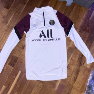 PSG träningströja  - Säljer min Psg tränings tröja från 2020 för att den har blivit för liten, använd ungefär 5 ggr skick 10/10. Nypris 1299kr. Väldigt svår att få tag på, stor i storleken så xs är typ s/m. Pris kan diskuteras vid snabb affär 