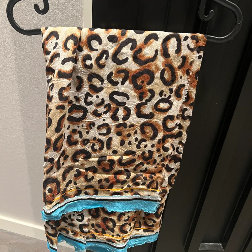 Leopardmönstrad sjal från zara. Knappt använt. . Accessoarer.