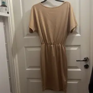 En fin beige/brun klänning i storlek S. 