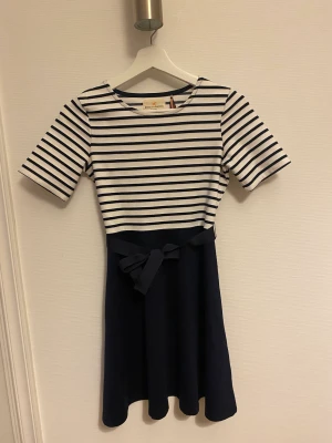 Klänning  - Otroligt drömmig klänning i lyxigt material. Klänningen är från Holly white och är i storlek 146/152.