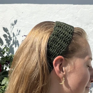 Hårband - Virkat hårband i mörkgrönt☺️ Kolla min profil för fler färger💕Kan även göra massa andra färger på beställning!  jag erbjuder GRATIS FRAKT i kuvert!🤗