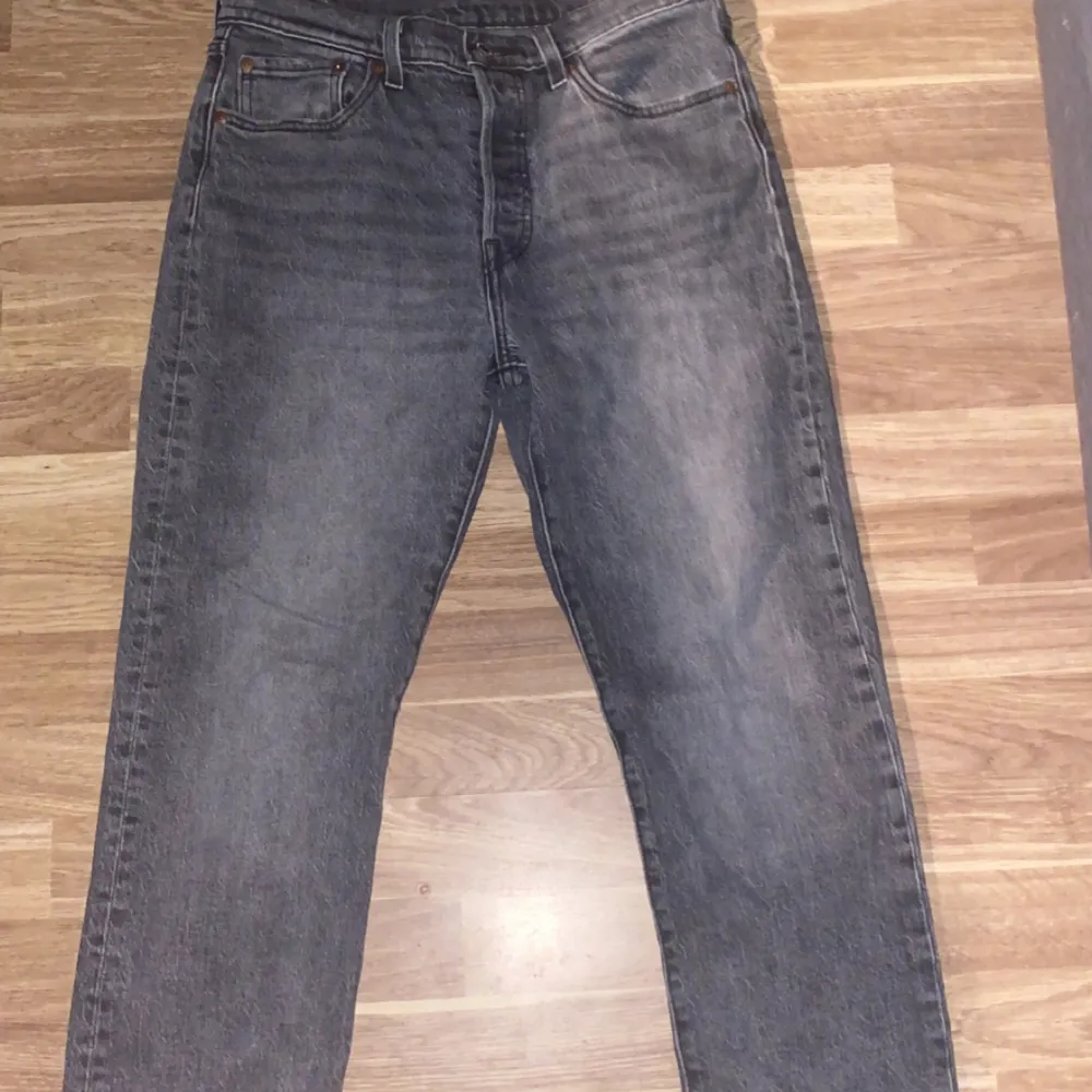 Levis mörkgrå 501  Storlek W28 L28 men känns som W30  Skick: 10/10 nyköpta passa inte mig . Jeans & Byxor.